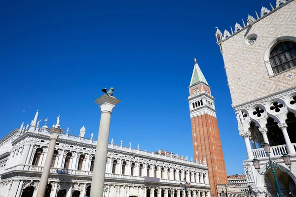 Klokkentoren Van San Marco Leeuw Standbeeld Doge Paleis Brede Hoekmening — Stockfoto