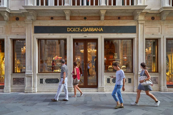 Benátky Itálie Srpna 2017 Dolce Gabbana Obchod Velkými Okny Lidí — Stock fotografie