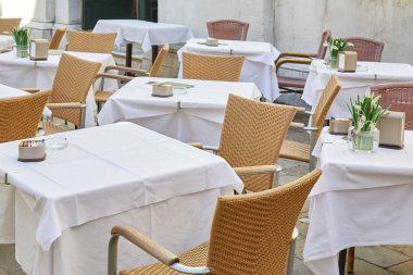 Kaldırıma masa ve sandalye bir güneşli sabah kimse