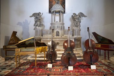 Venice, İtalya - 14 Ağustos 2017: Eski İtalyan dize aletleri sergide San Maurizio kilise Venedik, İtalya