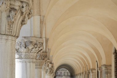 Antik, beyaz arcade tavan ve başkentler Venedik, İtalya