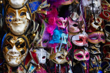 Venice, İtalya - 13 Ağustos 2017: Renkli Venedik İtalya sokak bir dükkanda arka planda maskeleri