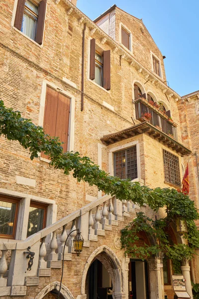 Venecia Italia Agosto 2017 Antigua Fachada Ladrillo Con Escalera Venecia —  Fotos de Stock