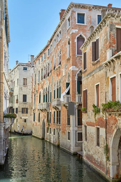 Venecia Italia Agosto 2017 Antiguos Edificios Ladrillo Canal Con Góndola — Foto de Stock