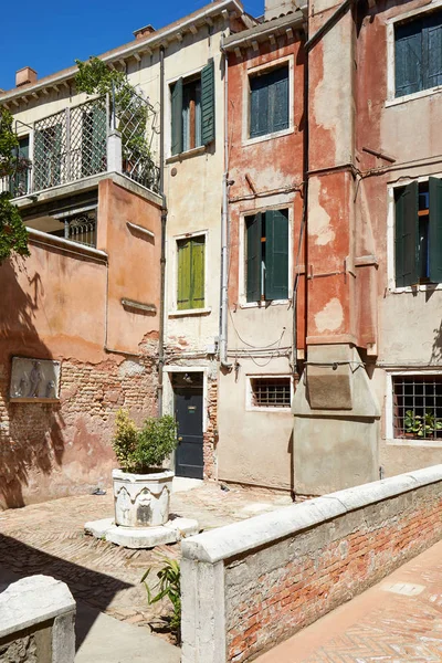 Tribunal Venecia Con Pozo Agua Antigua Edificios Casas Fachadas Día — Foto de Stock