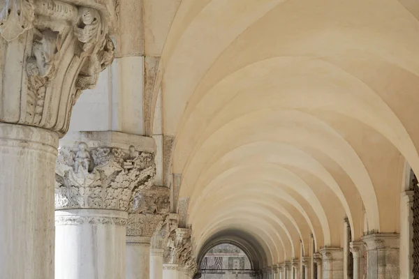 Ancien Plafond Arcade Blanc Capitales Venise Italie — Photo