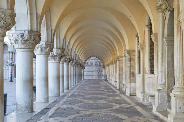 威尼斯 道奇宫古老而白色的拱廊 早上没有人 — 图库照片