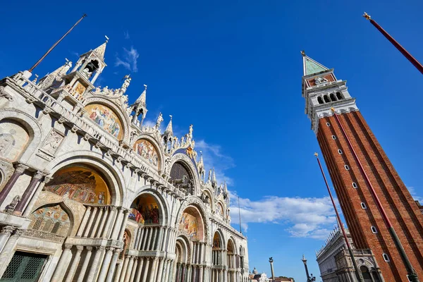 晴れた夏の日のイタリアのヴェネツィアとベルのタワー 青い空のモザイクにてサン マルコ大聖堂のファサード — ストック写真
