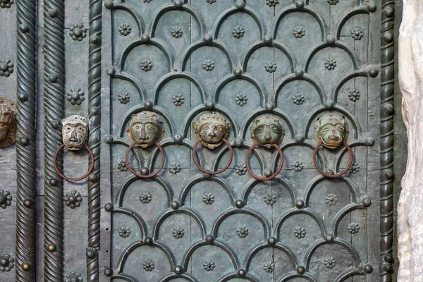 Benátky Portál Baziliky Svatého Marka Zvířecí Hlavou Klapačky Textura Pozadí — Stock fotografie