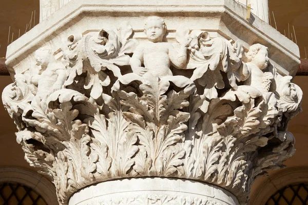 Venecia Escultura Capital Blanca Del Palacio Ducal Día Soleado —  Fotos de Stock