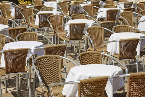 Lege Stoep Tafels Stoelen Niemand Een Zonnige Zomerdag Italië — Stockfoto