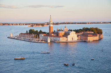 San Giorgio Maggiore Adası ve basilica havadan görünümü bir güneşli yaz akşamları Venedik, İtalya