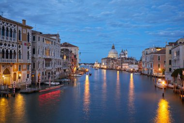 Grand Canal Saint Mary sağlık Bazilikası görünümünün İtalya ile akşam aydınlatılmış Venedik