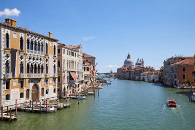 Grand Canal Saint Mary sağlık Bazilikası ve Motorbot İtalya ile öğle anda Venedik'teki