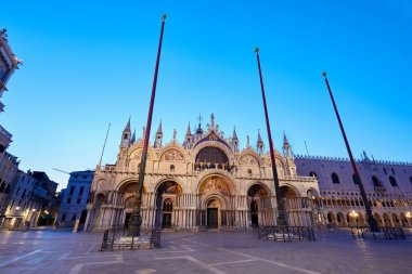 Sabahın erken saatlerinde, Venedik, İtalya için hiç kimse ışıklı Marco Bazilikası