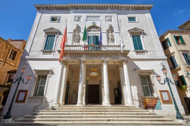 Venice, İtalya - 14 Ağustos 2017: Teatro La Fenice merdiven ile bir güneşli yaz günde bina açık mavi gökyüzü Venedik, İtalya