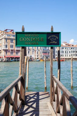 Venice, İtalya - 14 Ağustos 2017: Gondol hizmet yeşil işareti ve bir güneşli yaz günü grans kanalda Venedik, İtalya ile ahşap iskele