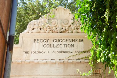 Venice, İtalya - 14 Ağustos 2017: Peggy Guggenheim Collection: Müzesi işareti ile Venedik sarmaşık yaprakları güneşli bir günde, İtalya