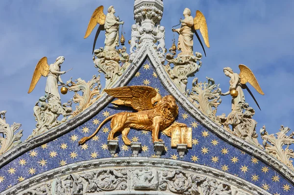 Statua Del Leone Alato Oro San Marco Con Angeli Sulla — Foto Stock