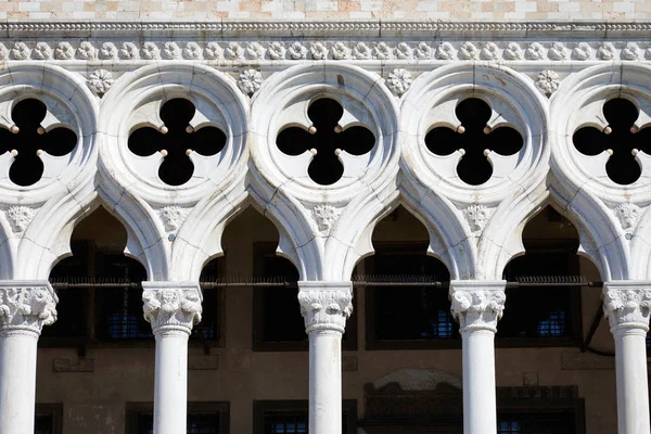 Façade Doge Palace Colonnes Sculptures Transversales Venise Lors Une Journée — Photo