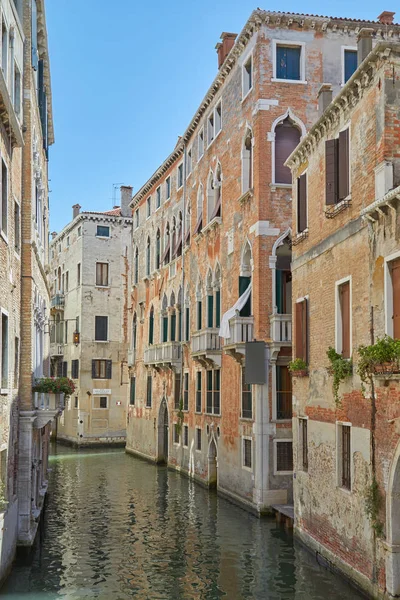 Canal Venecia Con Edificios Antiguos Casas Fachadas Día Soleado Italia — Foto de Stock