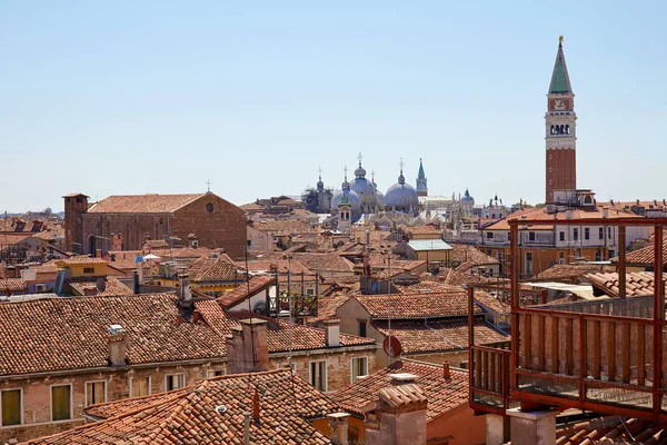 Vista Sui Tetti Venezia Basilica San Marco Con Campanile Tipico — Foto Stock