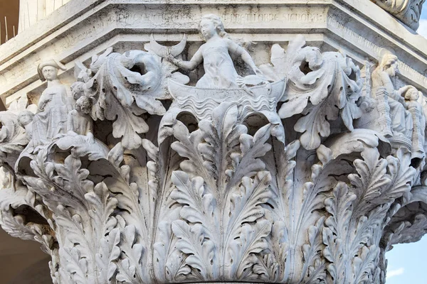 Veneza Escultura Capital Branca Com Mulher Barco Caranguejo Palácio Doge — Fotografia de Stock