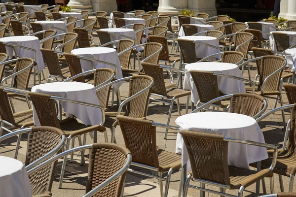 歩道のテーブルとイタリアでは 日当たりの良い夏の日椅子誰も — ストック写真