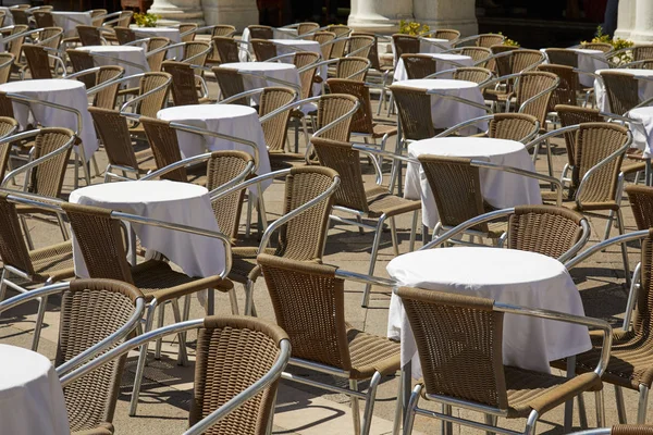 Trottoir Tafels Stoelen Een Zonnige Zomerdag Italië Niemand — Stockfoto