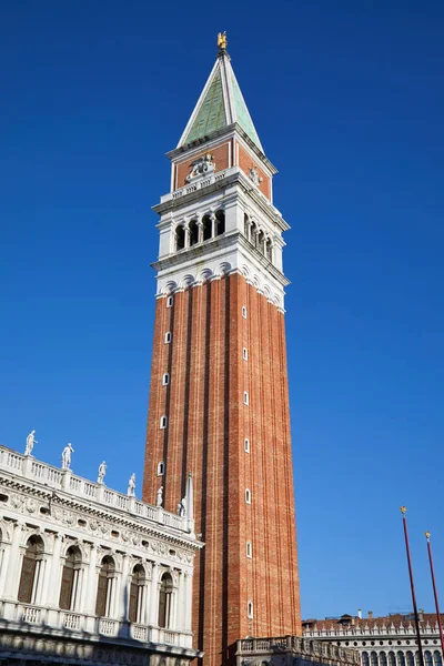 マルコ鐘楼と国立マルチャーナ図書館外観をオフにヴェネツィア イタリアの青い空 — ストック写真