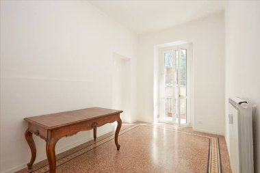 Beyaz oda güneşli bir gün yenilenmiş daire ahşap masa