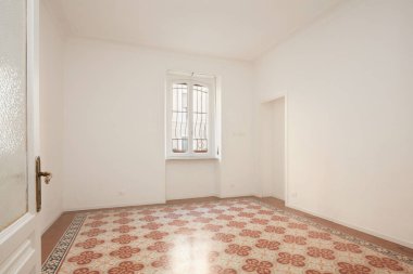 Açık kapı ve beyaz, boş odaya yenilenmiş daire