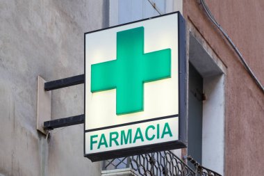 Venice, İtalya - 13 Ağustos 2017: Eczane, farmacia işareti çapraz İtalya'ışıklı yeşil ile