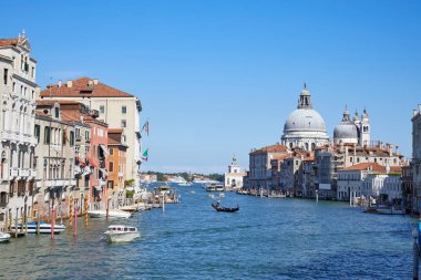 Venedik gondol ve Santa Maria della Salute Bazilikası'na İtalya, mavi gökyüzü ile Grand Canal