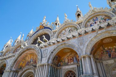 Venedik'te San Marco Bazilikası'nın cephe mozaik ayrıntı, mavi gökyüzü güneşli bir günde İtalya'da