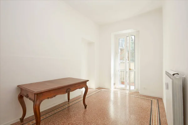 Chambre Blanche Avec Table Bois Dans Appartement Rénové Par Une — Photo