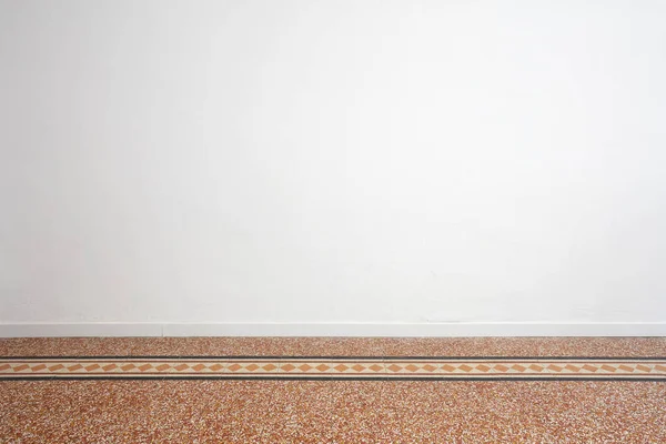 空白的白色墙壁和带装饰的古老瓷砖地板 — 图库照片