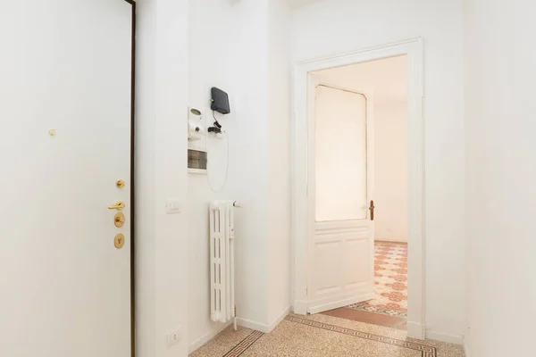 Weißer Leerer Eingang Renovierter Wohnung — Stockfoto