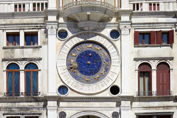 Torre Relógio São Marcos Construção Veneza Com Signos Zodíaco Ouro — Fotografia de Stock