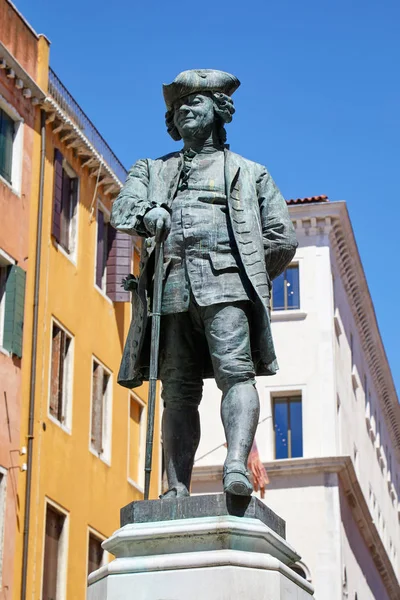 Oyun yazarı Carlo Goldoni heykelin Venedik'te Antonio Dal Zotto (1841-1918) güneşli yaz gün, İtalya