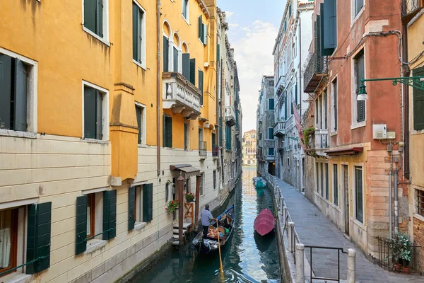 Venecia Italia Agosto 2017 Canal Con Góndola Edificios Antiguos Día — Foto de Stock