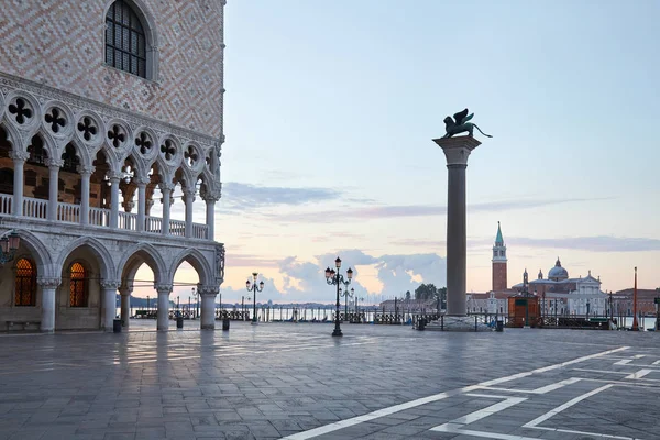 イタリアの列とピンクの空に翼のあるライオンとヴェネツィアのサンマルコ広場 — ストック写真