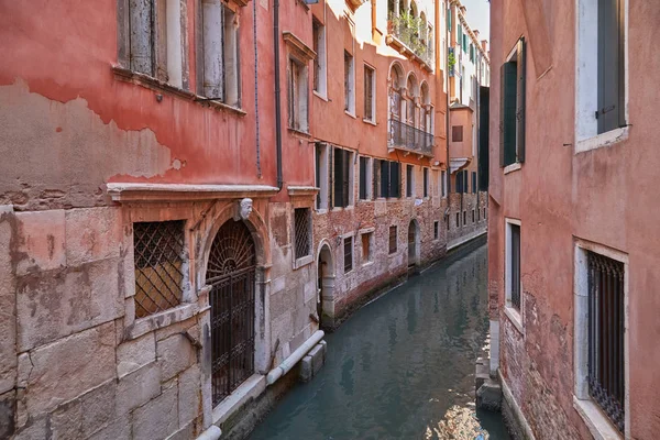 Venecia Canal Estrecho Edificios Antiguos Casas Fachadas Italia Nadie — Foto de Stock