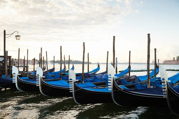 Barcos Góndola Amarrados Gran Canal Venecia Nadie Por Mañana Temprano — Foto de Stock