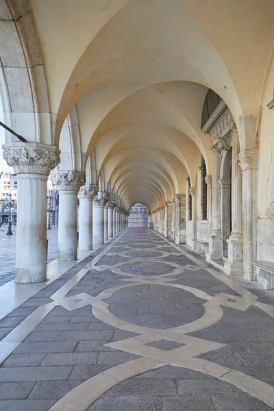 Oude Witte Arcade Venetië Niemand Vroege Ochtend Italië — Stockfoto