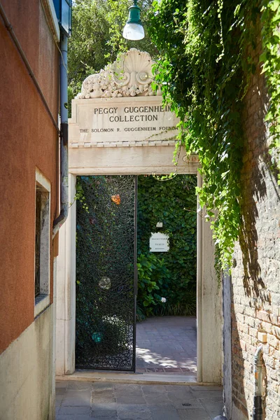 ヴェネツィア イタリア 2017 ペギー グッゲンハイム コレクション入口サイン 晴れた日 イタリアのヴェネツィアの路地に — ストック写真