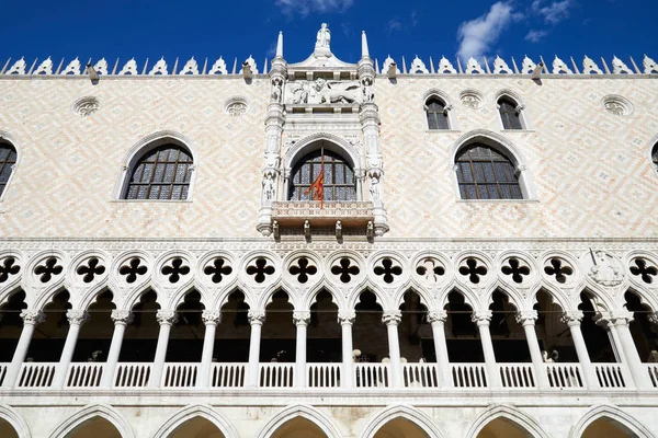 Façade Doge Palace Avec Statue Lion Architecture Blanche Venise Lumière — Photo