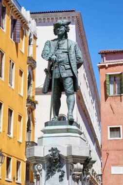 Oyun yazarı Carlo Goldoni heykeli ile Venedik'te Antonio Dal Zotto (1841-1918) tarafından Kaide güneşli bir günde, İtalya