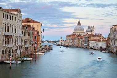 Grand Canal Saint Mary sağlık bazilika İtalya ile alacakaranlık, pembe ve mavi gökyüzü, Venedik