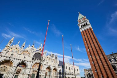 San Marco Bazilikası'nın cephe düşük açılı görünüş ve güneşli yaz günde campanile İtalya